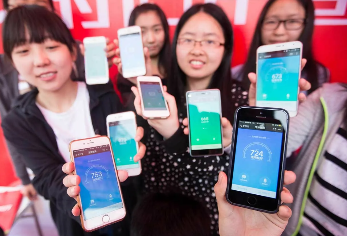 Китаянки показывают свой социальный рейтинг на смартфоне.
