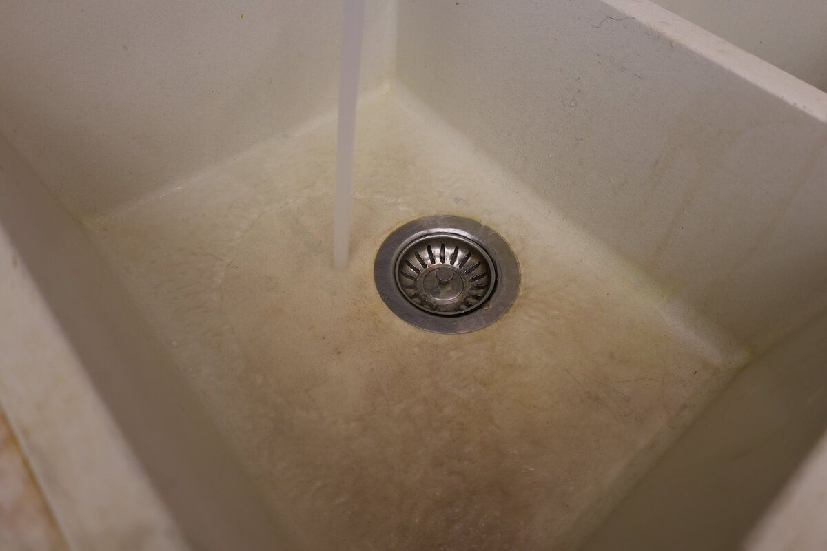 Вода улетает в трубу