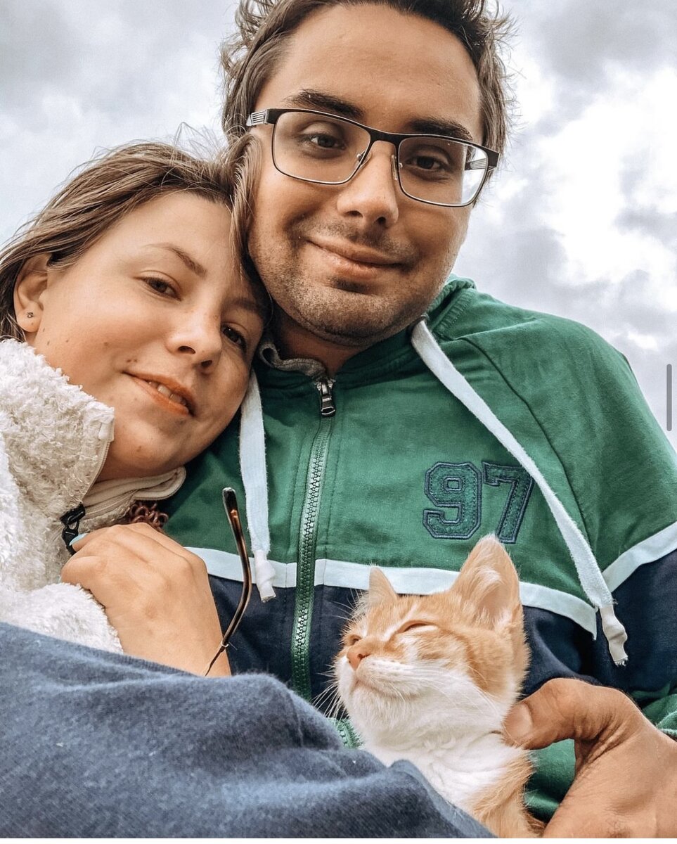 Фото было сделано через две недели после того, как мы нашли Коржика. Какой он счастливый тут!😺