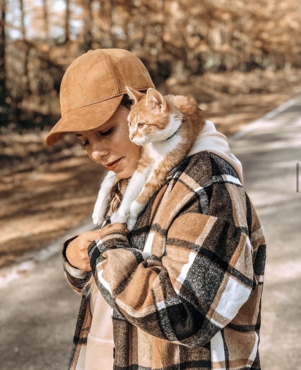 Коржик сам стал запрыгивать к нам на плечи и так ездить 