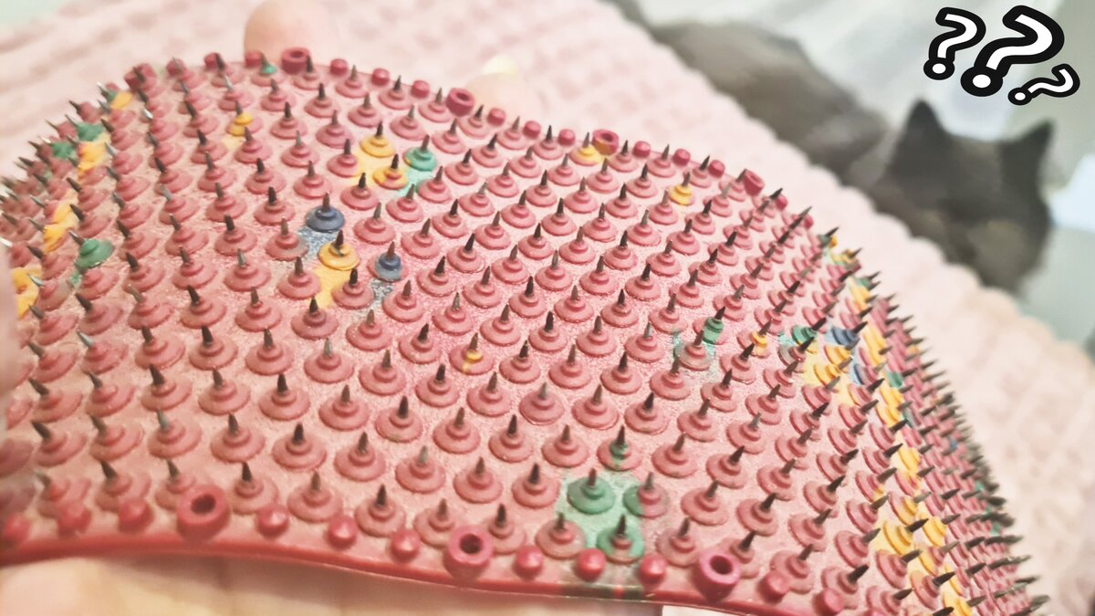 Коврики бывают с разным расстоянием между шипами. Чем больше расстояние, тем лежать больнее 