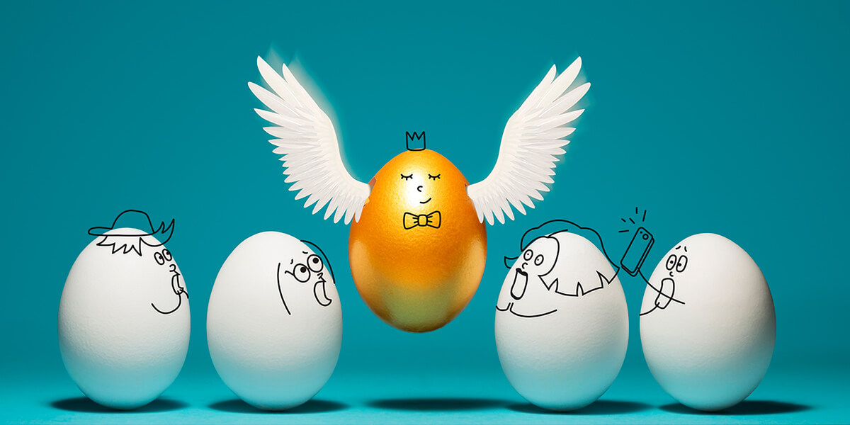 Ловит взгляд окружающих, иллюзорно думая о своей исключительности.. 