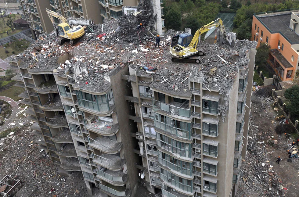 Демонтаж высотных зданий и сооружений. Демонтаж высотных зданий и сооружений. Разрушение домов. Экскаватор для разрушения зданий. Демонтаж высотного дома демонтаж зданий.