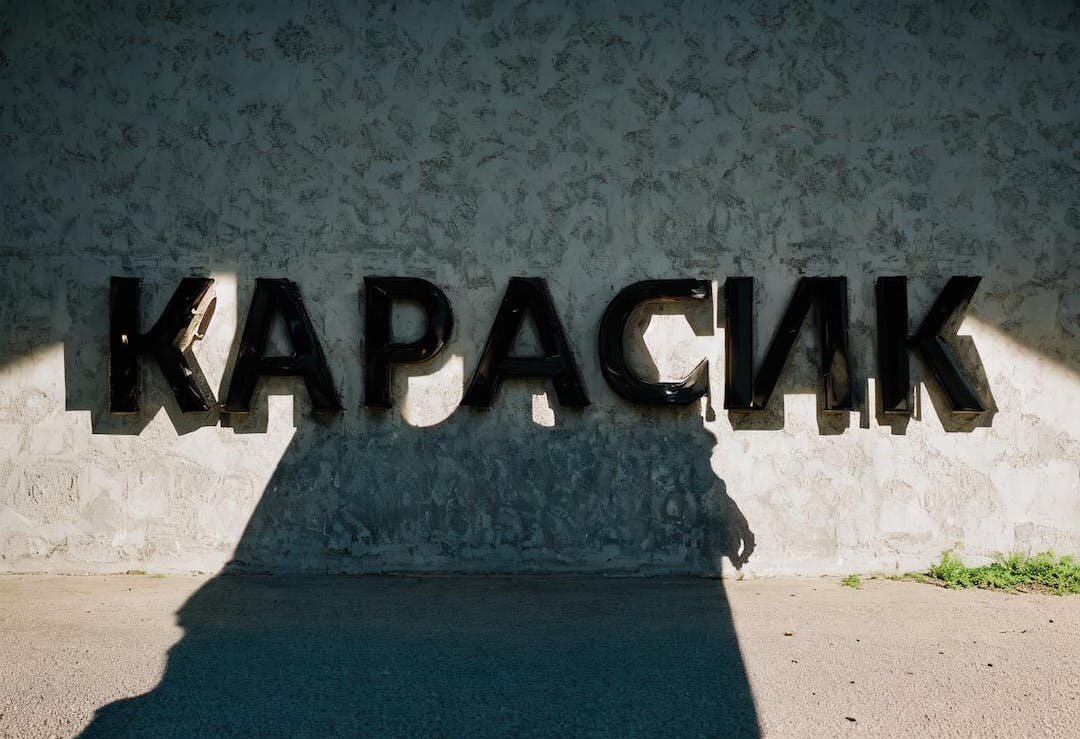 С помощью нейросети можно генерировать любую картинку с изображением или необходимой надписью