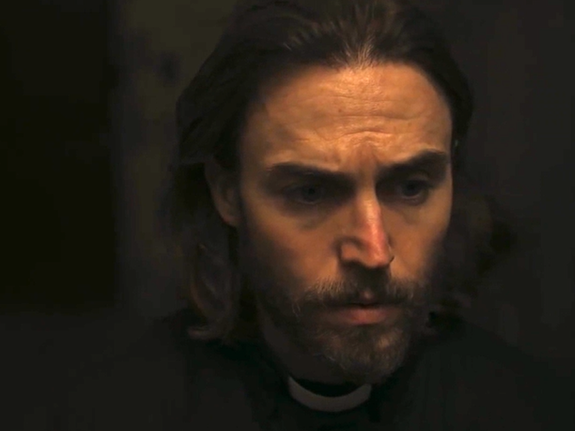 хорошо играет священника