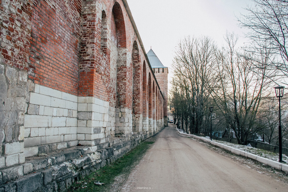 Смоленская стена. Фото Саши Шлеминой.