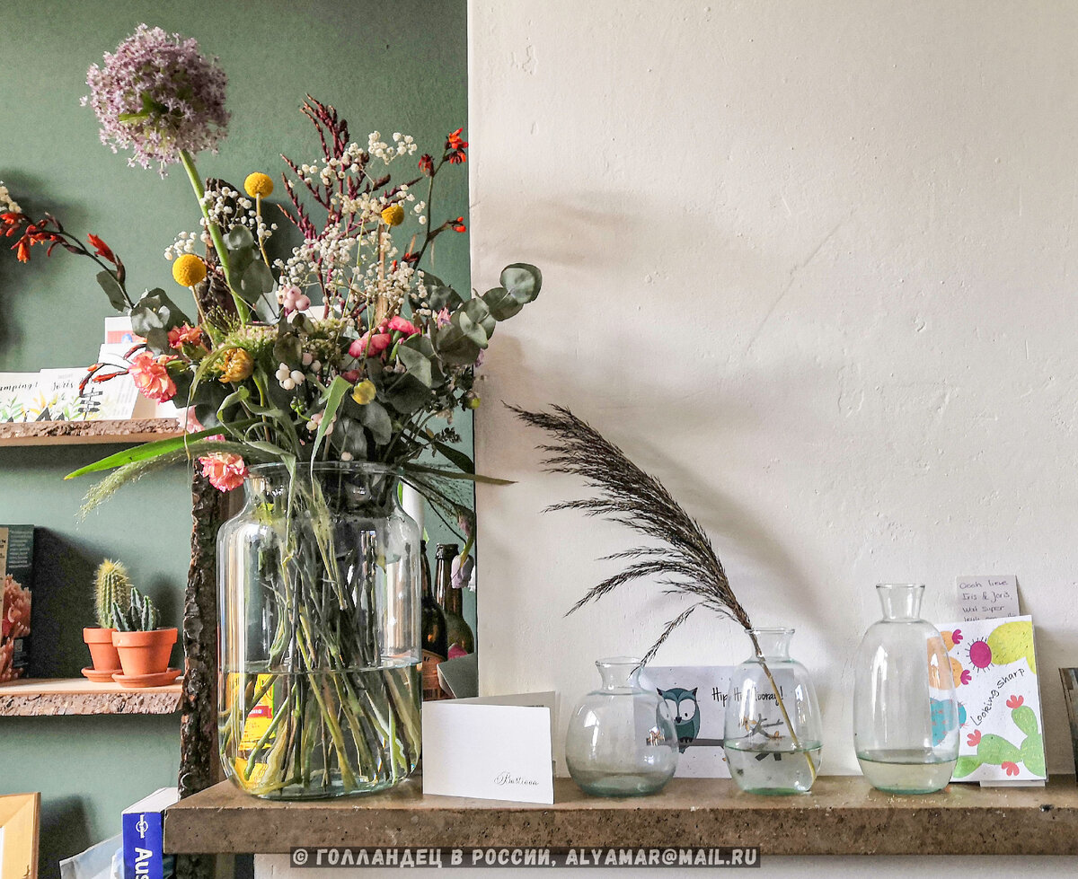 Открытки на шкафу. Фото: Голландец в России