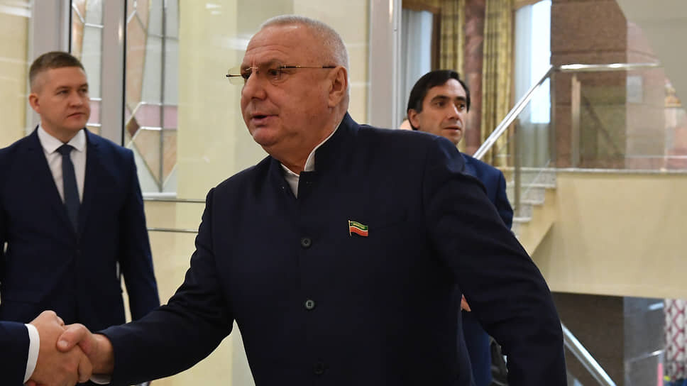 Фото: Артемий Шуматов / Коммерсантъ📷Азат Хамаев (в центре)