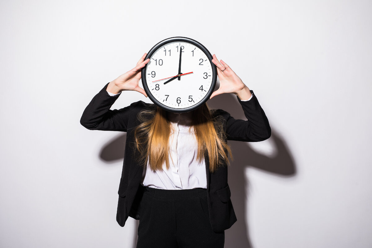 <a href="https://ru.freepik.com/free-photo/beautiful-young-business-woman-holding-clock-in-front-of-face-on-white_9695162.htm#query=%D0%92%D1%80%D0%B5%D0%BC%D1%8F%20%D0%B8%20%D1%87%D0%B5%D0%BB%D0%BE%D0%B2%D0%B5%D0%BA&position=13&from_view=search&track=ais">Изображение от diana.grytsku</a> на Freepik