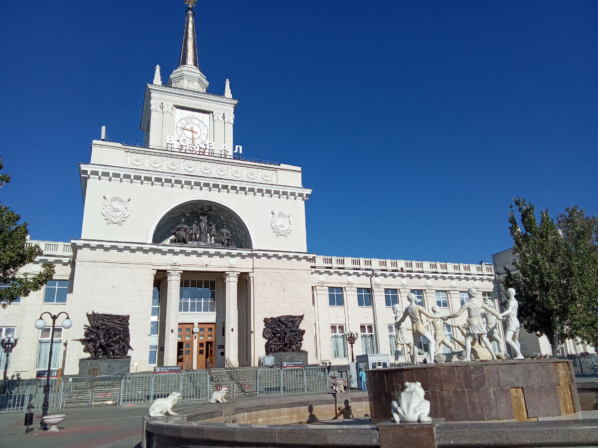 "Апофеоз труда" вверху и фонтан у центрального входа