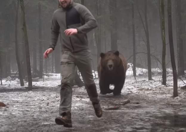 Огромный когтистые лапы не могли уцепиться за камни, омываемые водой. Медведица с медвежонком отправились на рыбалку, в проверенное место, но быстрое течение и неопытность малыша все портили.-2