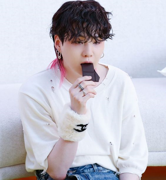 "Вот как это начиналось" - Юнги решил подсластить себе горечь воспоминаний..