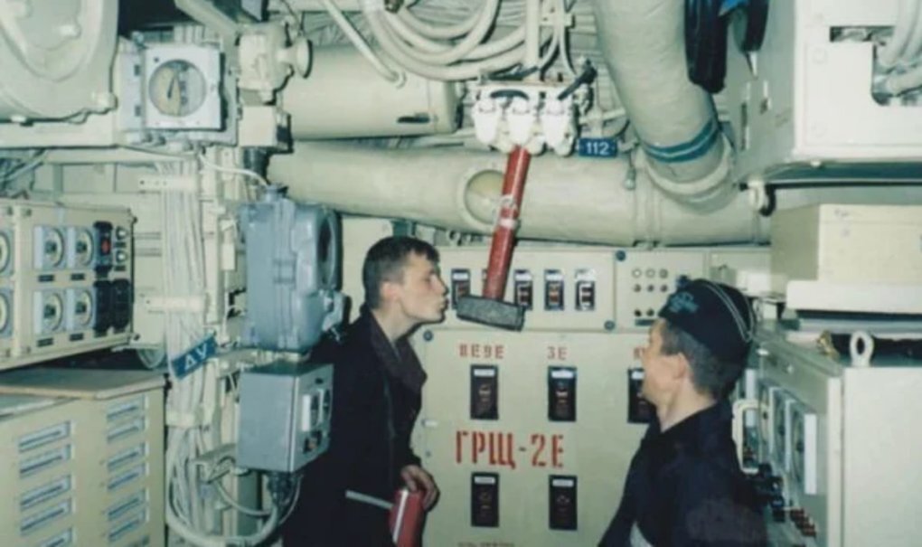 Так проходит посвящение в моряки на подводной лодке, совместно с испитием морской воды)