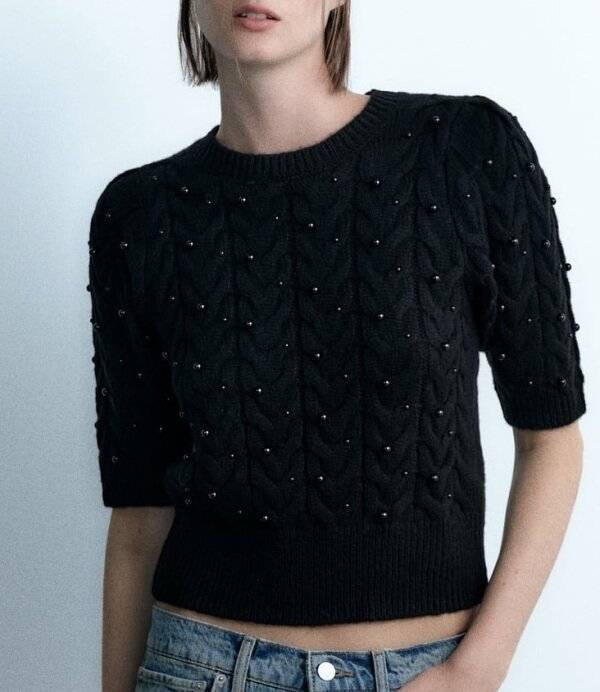 Отделка черного джемпера бусинами. Коллекция от компании Зара.