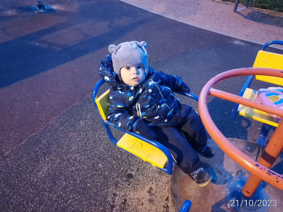 Человек, который не хочет ползать на четвереньках