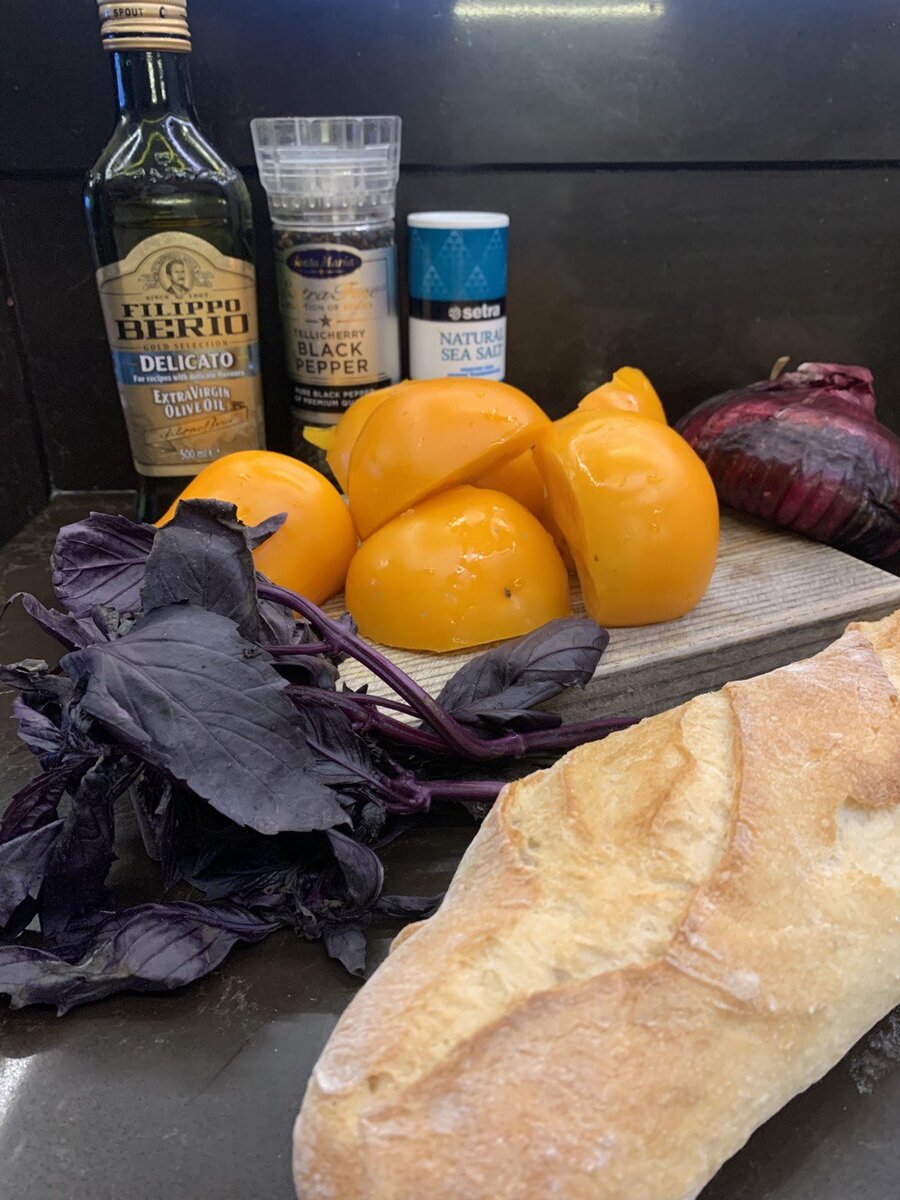 Еще ничего не нарезано, а слюнки уже текут, так как сочетание запахов этих ингредиентов для брускетты - волшебные