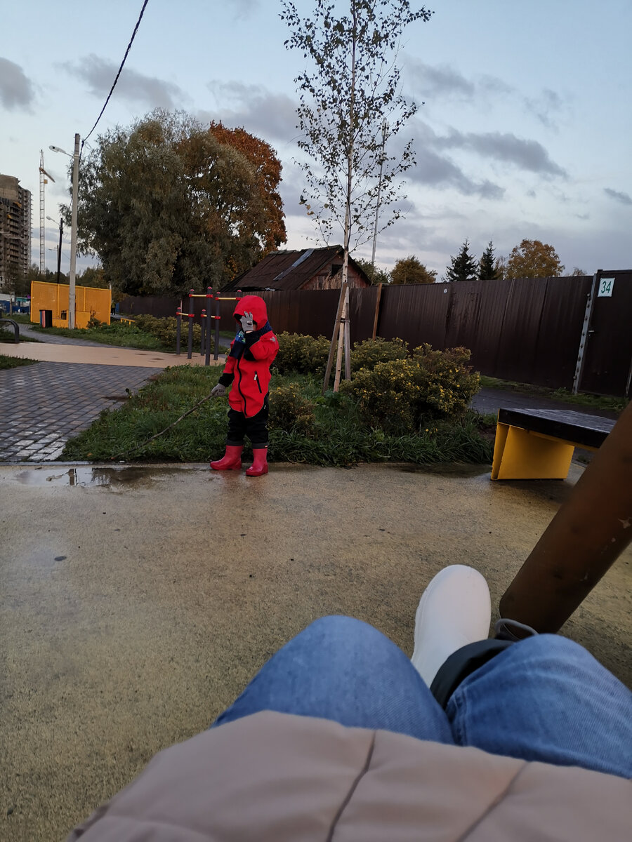 Качаюсь на качелях, пока Саня ковыряет палкой в луже 