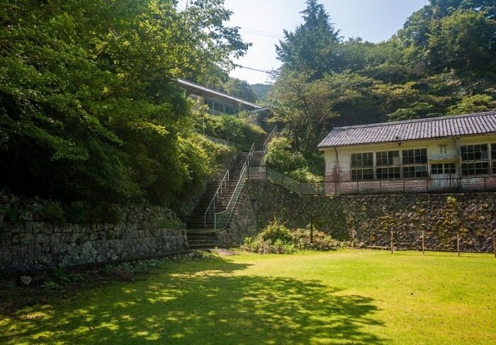 Двор школы/Иллюстрация взята с сайта: https://novate.ru/blogs/140119/49104/