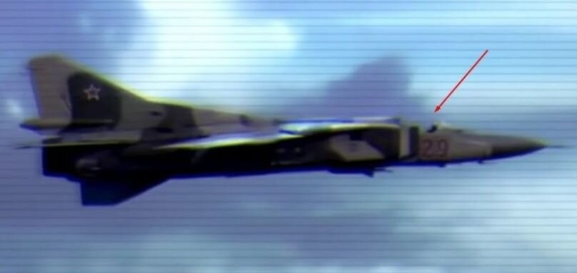 Уникальное фото, сделанное с натовского самолета - тяжелый МиГ-23 летит сам, без пилота