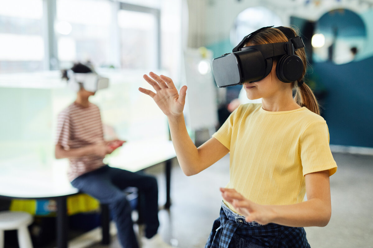 Виртуальные очки дети. Ребенок в очках виртуальной реальности. Виртуальные очки урок в школе. Дополненная реальность дети.