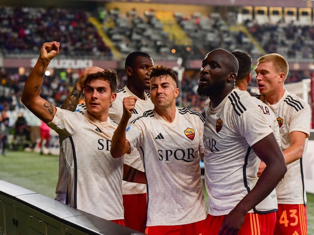    Футболисты "Ромы", на переднем плане: Пауло Дибала, Стефан Эль-Шаарави и Ромелу Лукаку© Фото : Пресс-служба ФК "Рома"