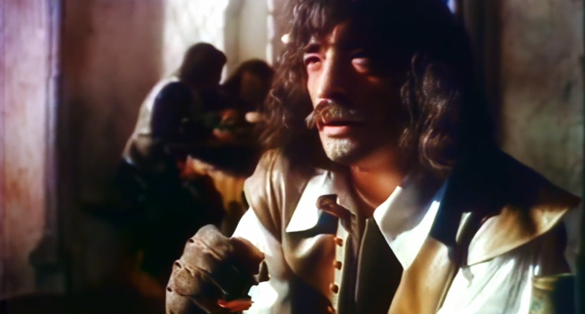 Д`Артаньян пьёт вино в таверне, закусывая курицей. О наличии в фильме этой курицы ещё будет разговор.