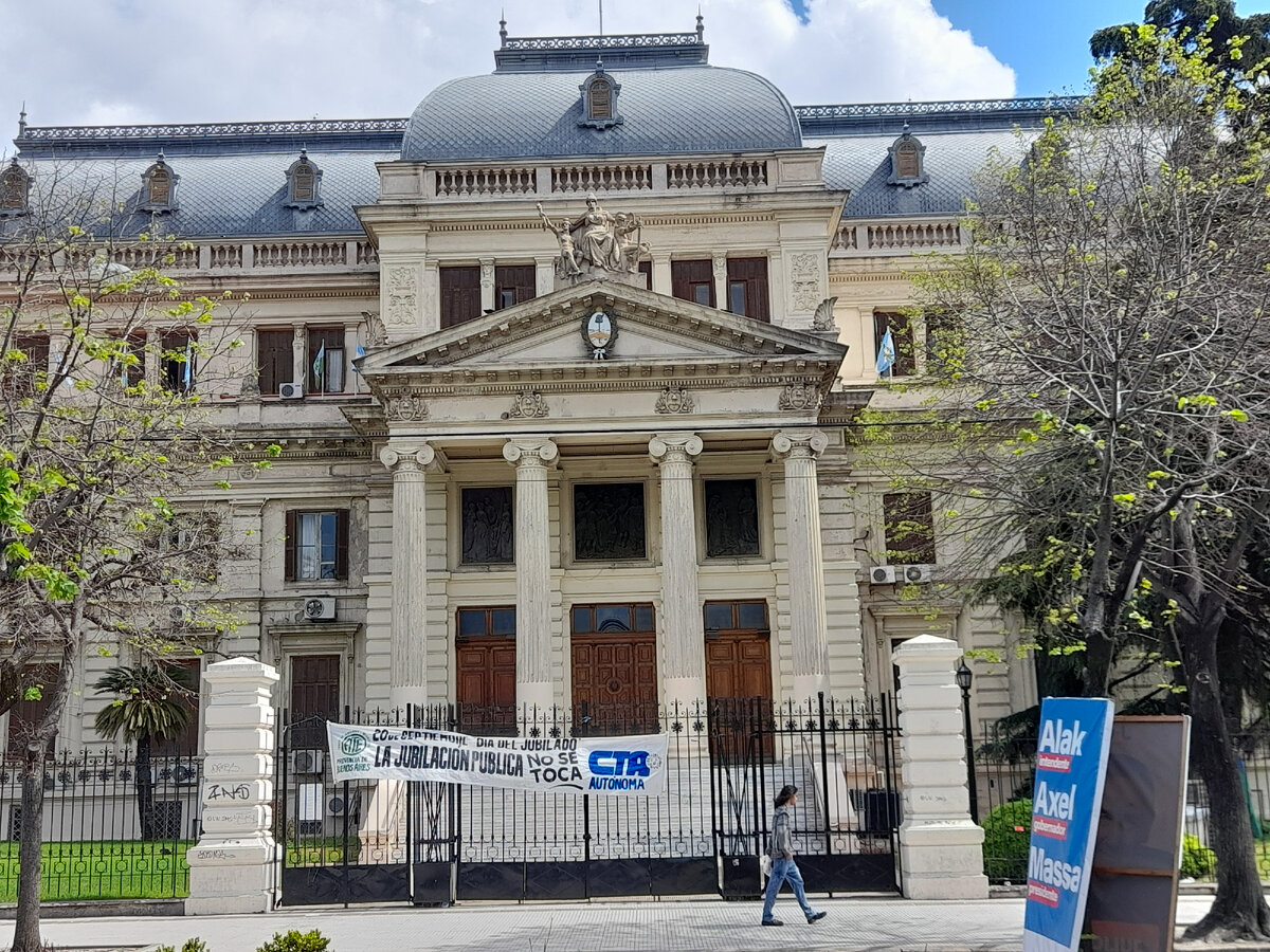 Ещё одно пристанище "слуг народа".
