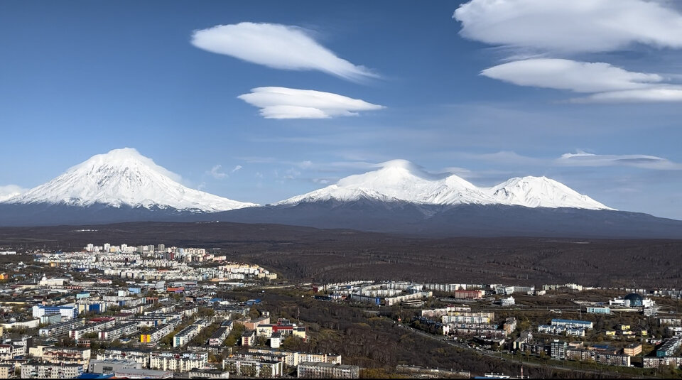 Карякский, Авачинский и Козельский вулканы