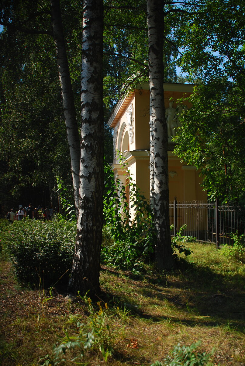 

Санаторий "Сестрорецкий курорт". Появился в конце 19 века (точную дату читайте на  арке, а ровно 120 лет назад (в 1903-м), если верить Вики, это место получило высшую награду на курортном конкурсе в Спа, Бельгия. Городок Спа тому, кто уважает автогонки  (Формулу 1, например), известен с одной очень конкретной  стороны (рядом известная трасса Спа-Франкоршам), а тем, кто любит принимать целебные ванны, -  с другой. Совмещать, думаю, ещё приятнее (например, успокоить нервы после гонки, особенно, если вы делали ставки, а они не сыграли:-)) Собственно, спа как метод физиотерапии именно от названия этого местечка Спа и происходит. Но вернёмся в Курортный район Санкт-Петербурга: арка, которую мы видим на фото, была построена в 1957 году в стиле сталинского неоклассицизма. Архитектор Валериан Кирхоглани. Гоночной трассы тут нет, а вот ванны - пожалуйста!
