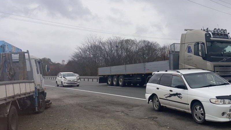     Шестилетняя девочка пострадала в аварии на трассе «Уссури». Виновницей ДТП стала ее мама, которая была за рулем.