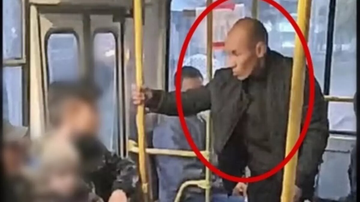     В Абакане полиция ищет мужчину, который напал на парня, который не захотел уступить ему место в автобусе. Он несколько раз ударил молодого человека по лицу: сначала рукой, а потом ногой.