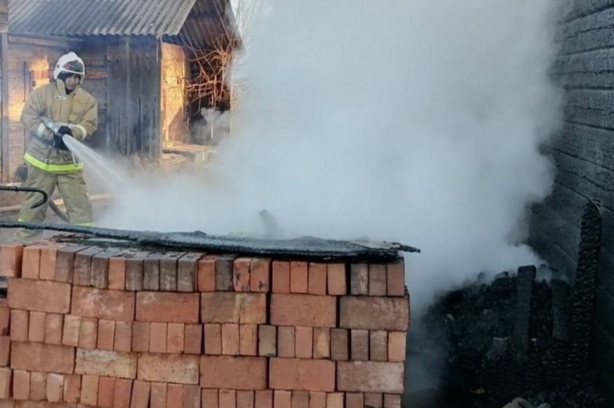    На площади 96 квадратных метров полностью сгорел жилой дом в Бурятии