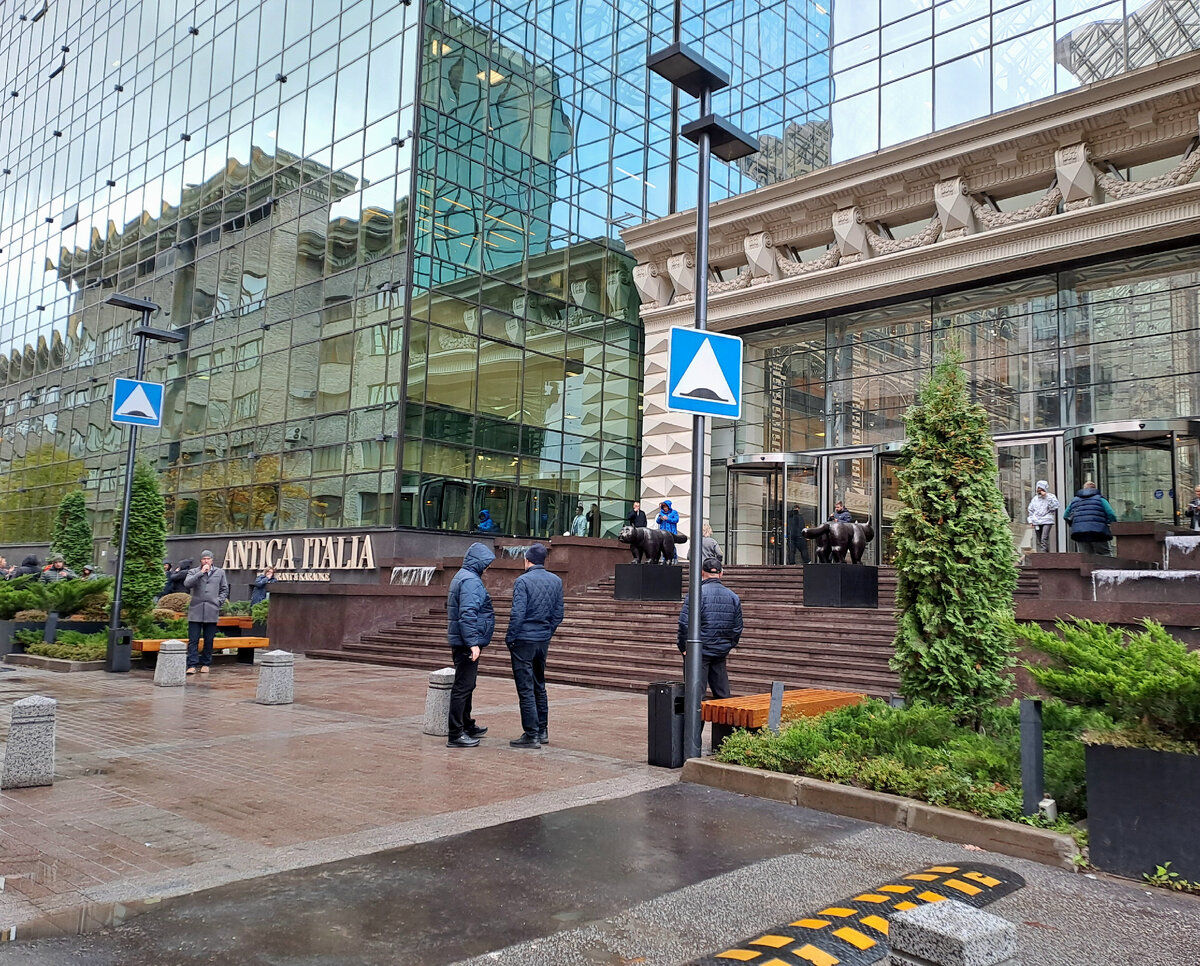 Вход в офисное здание.