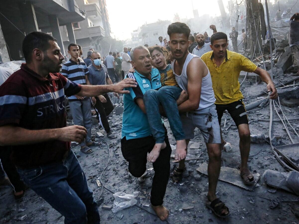    Раненная в результате израильского авиаудара девочка в городе Дейр-эль-Балах © AFP 2023 / MOHAMMED FAIQ