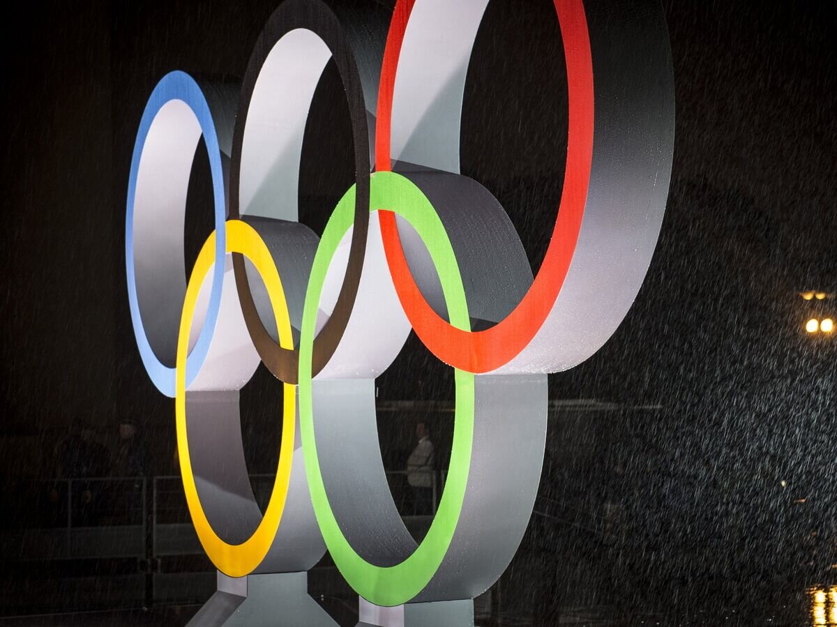    Олимпийские кольца на площади Трокадеро в Париже© РИА Новости / Гильем Бейкер