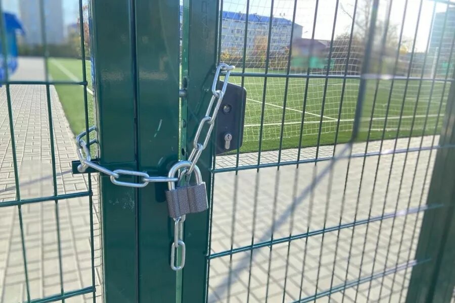 Футбольное поле в Парке строителей на замке предоставлено жителем города   📷