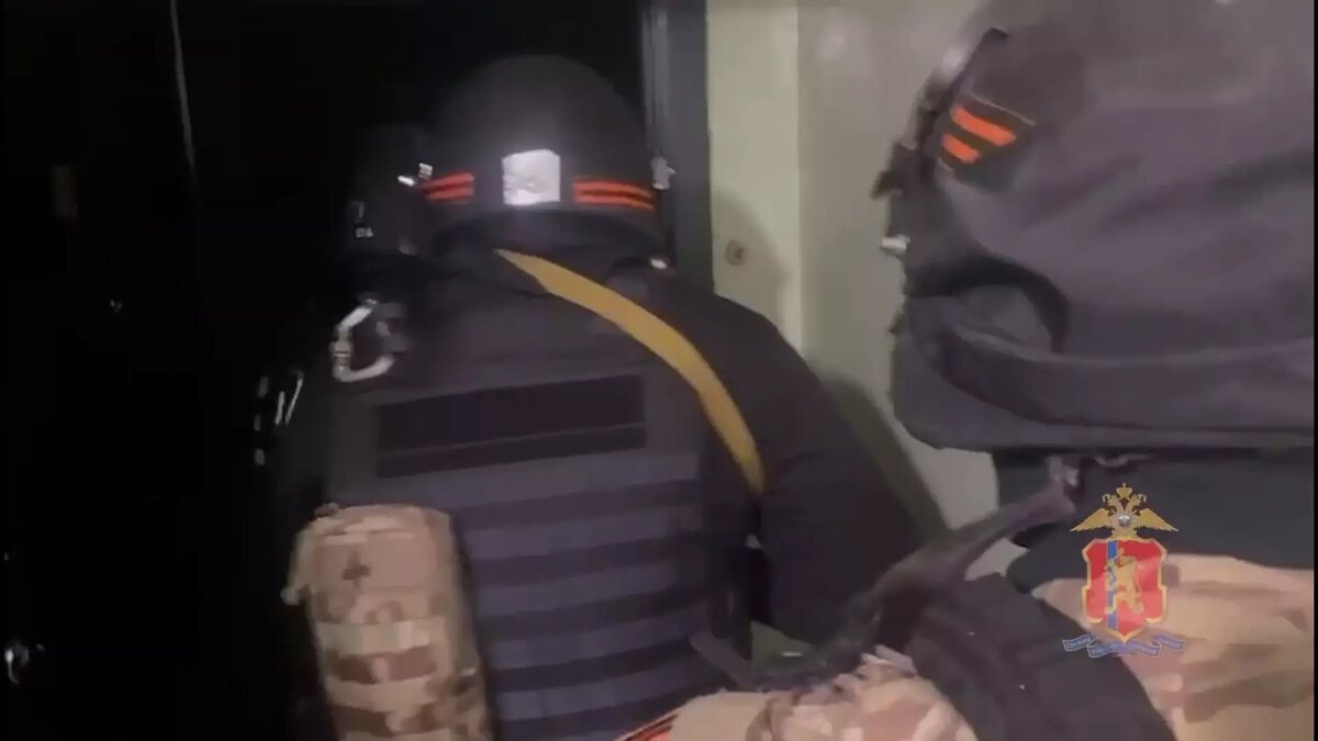     В Железногорске Красноярского края задержали вымогателей, которые требовали с жертвы 260 тысяч рублей за аварию 8-летней давности. Им грозит до 7 лет лишения свободы.