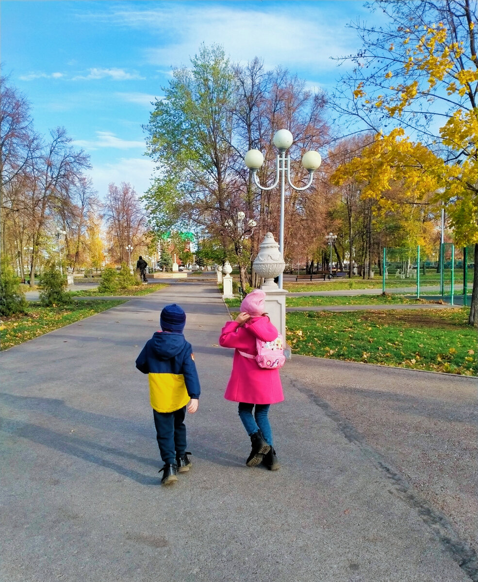 в осеннем парке настоящая красота. Листья желтые всюду летят. 