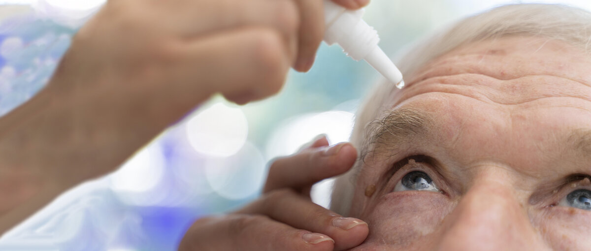 Чаще всего назначаются мази и глазные капли с антибиотиками.