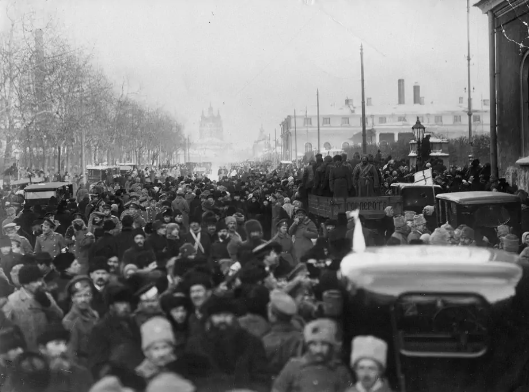 Перед революция. Февральская революция Таврический дворец. Таврический дворец февраль 1917. Улицы Петрограда 1917. Таврический дворец 27 февраля 1917.