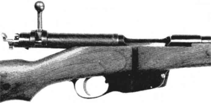 Ствольная коробка экспериментальной винтовки обр. 1933 года. Обратите внимание на расположение места соединения цевья с прикладом и расположение рукояти затвора.