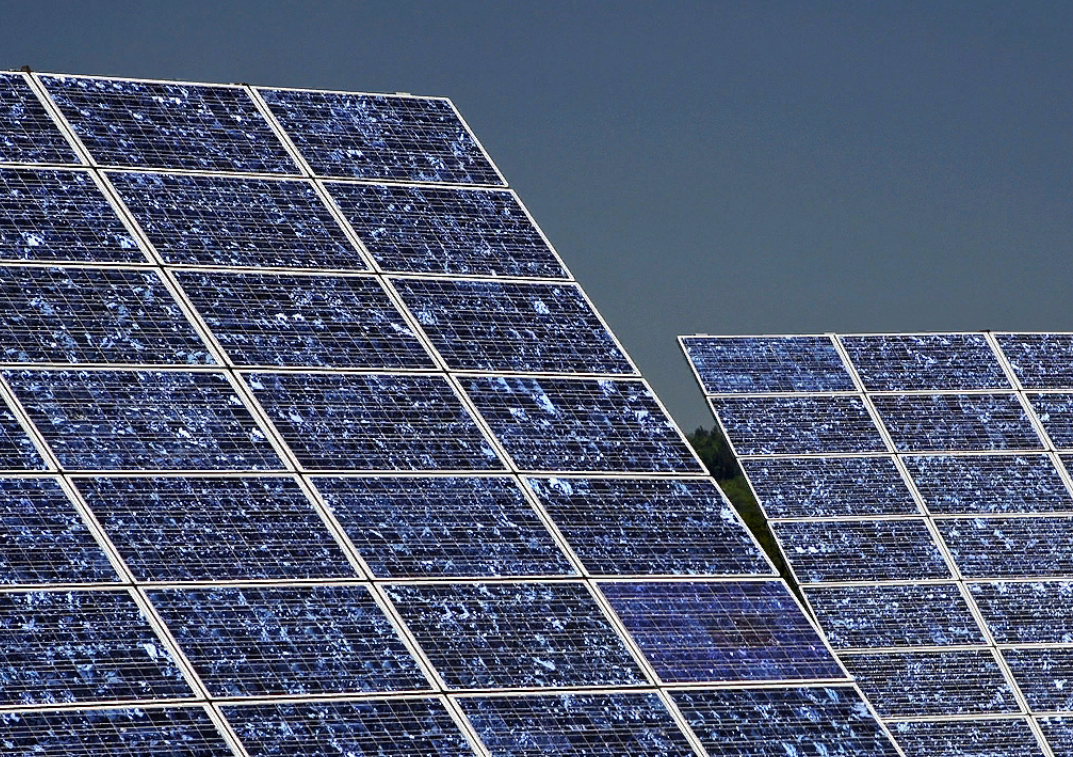 Зеленый аммиак вырабатывается с помощью солнечной и ветровой энергии. Водород, полученный в результате электролиза, присоединяется к азоту в газе.