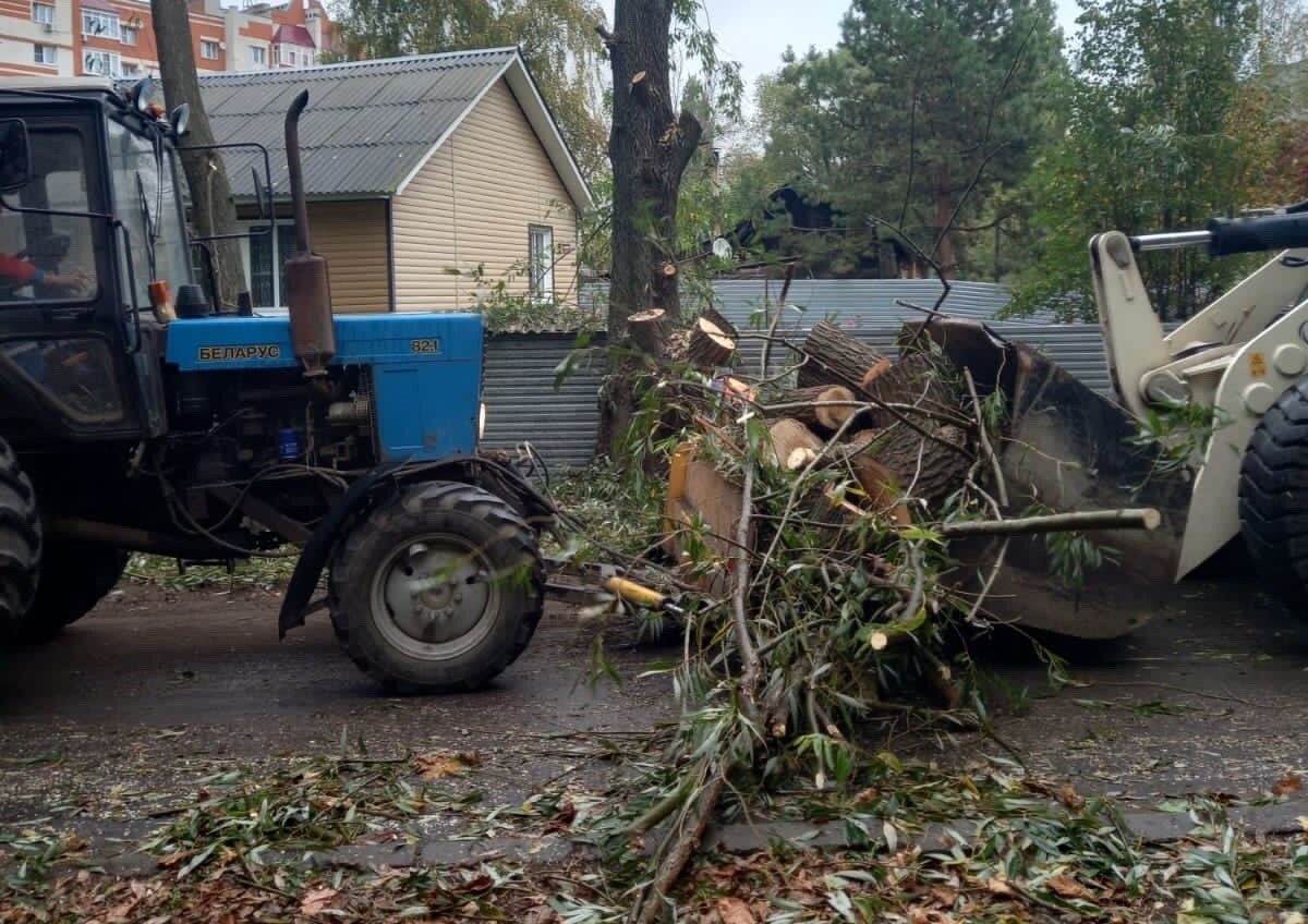 Коммунальные службы убирают сор, осеннюю листву, поломанные ветки деревьев