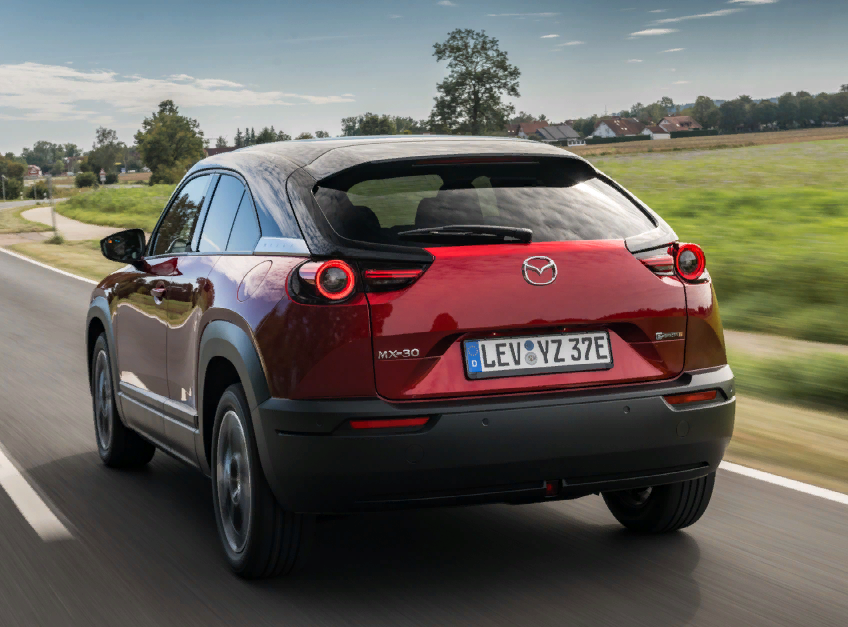 MX-30 сам по себе является необычным внешним видом. Гибрид очень похож на Stromer, за исключением нескольких внешних эмблем.