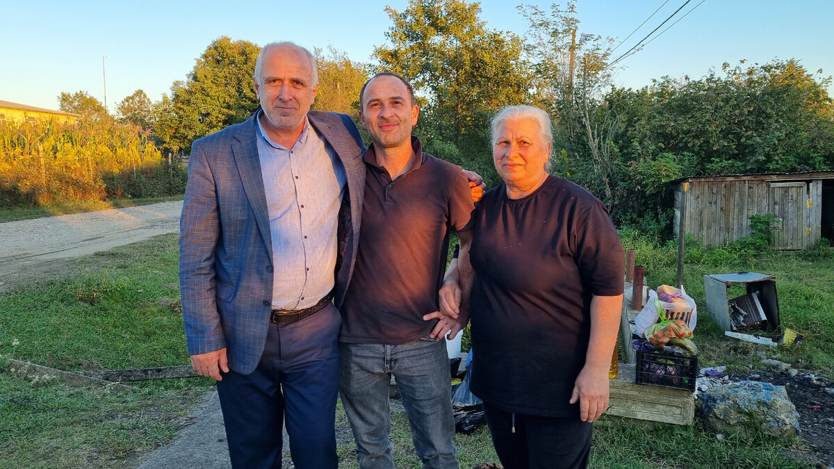 Я, Гига Дарсания и его мать, Нато Гурцкая-Дарсания. Гальский район, с. Шашикуара, 13 октября 2023 года