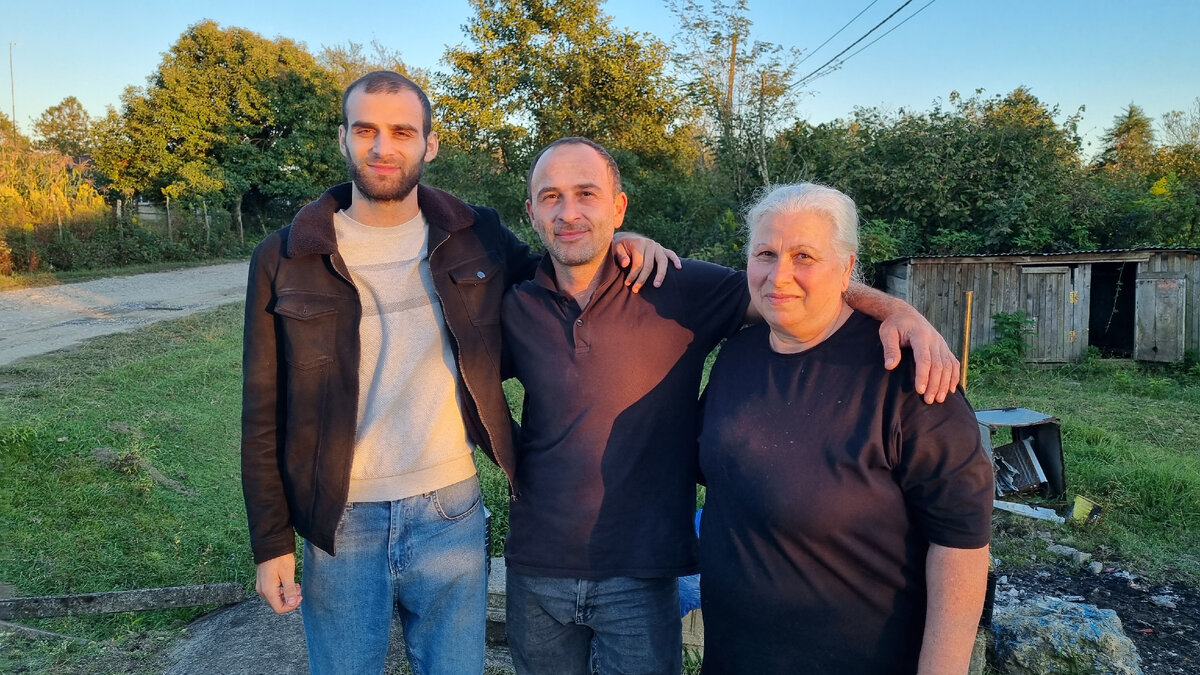 Баграт Дасаниа, Гига Дарсания и его мать, Нато Гурцкая-Дарсания. Гальский район, с. Шашикуара, 13 октября 2023 года