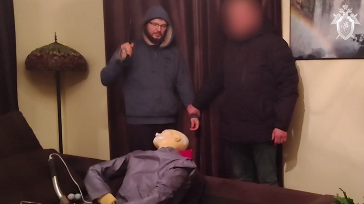 Роман Микоян показывает, как совершил преступление. ФОТО: кадр видео ГСУ СК РФ по Московской области. 