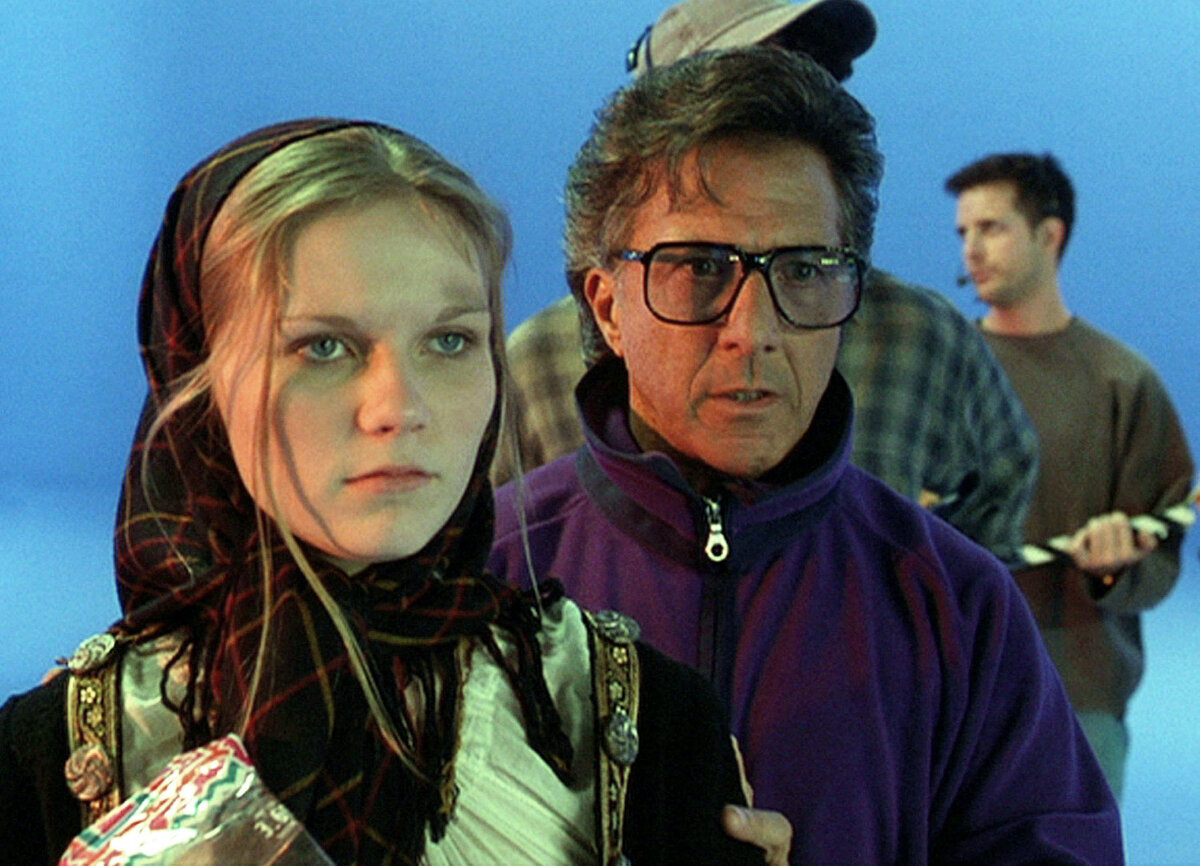 Кадр из фильма “Хвост виляет собакой” (1997)