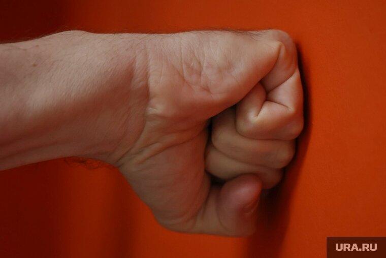    Мужчина наносил побои кулаками и ногами