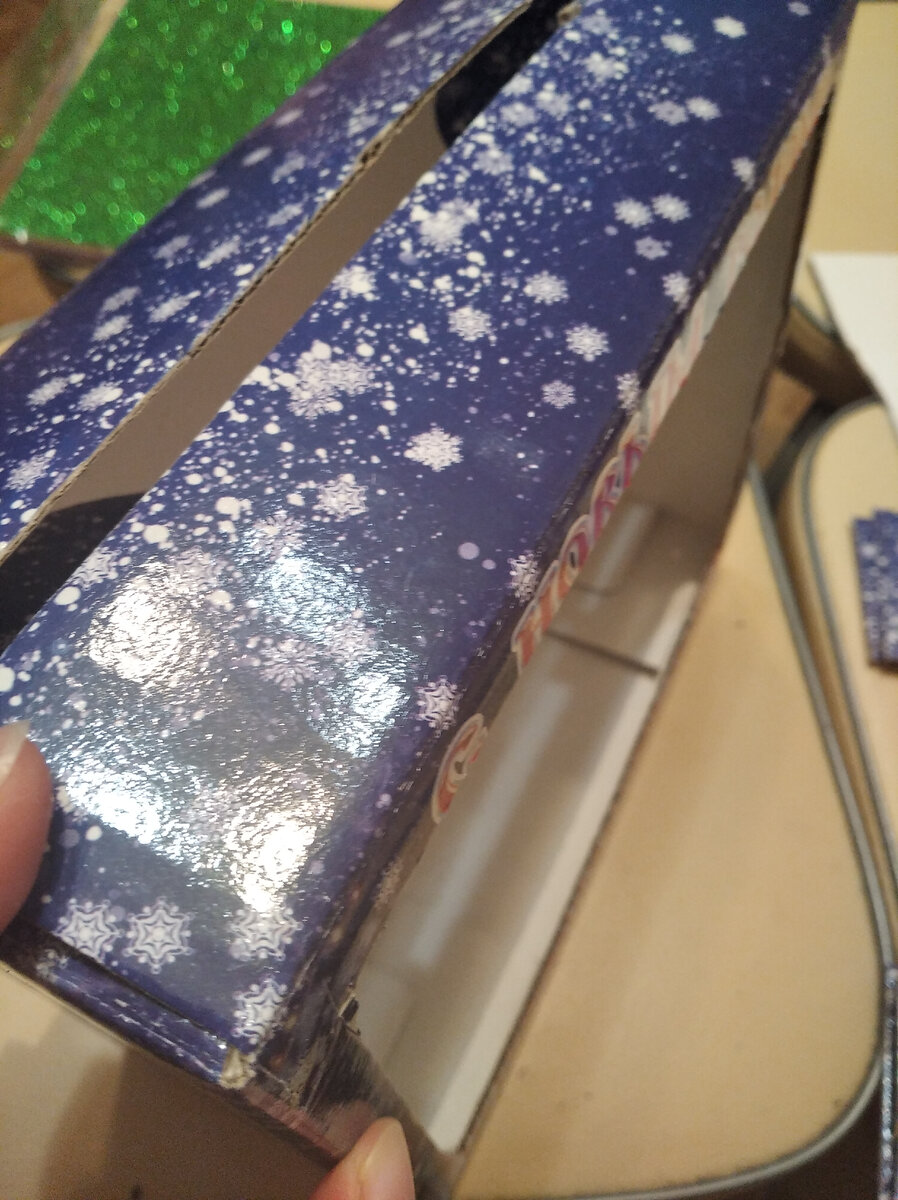 У нас домик из двух коробочек. Вырезаем одну стенку у каждой коробочки.